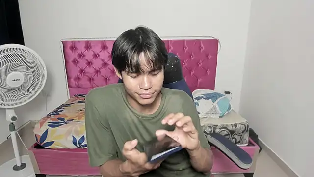 Snapshot of skinny_sam chatting on 06-10-26, 04:56 skinny sam online show from 06-10-26, 04:56