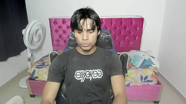 Snapshot of skinny_sam chatting on 06-18-26, 05:51 skinny sam online show from 06-18-26, 05:51