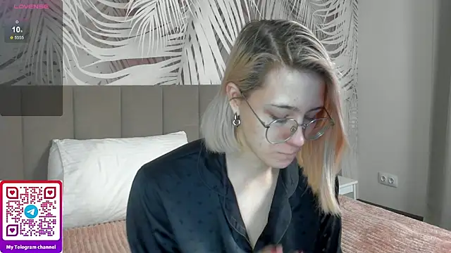 Snapshot of Lizzyvega chatting on 05-25-26, 01:55 Lizzyvega online show from 05-25-26, 01:55