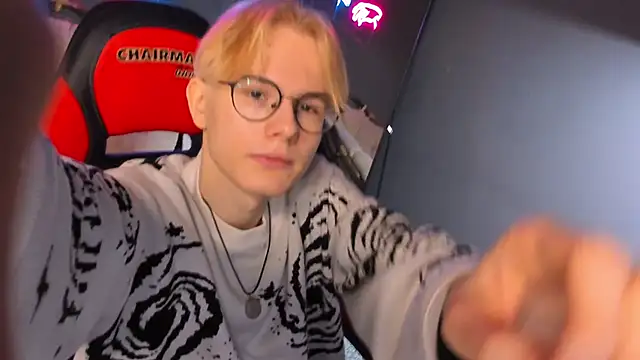 Snapshot of Liam_Blair chatting on 04-10-26, 05:56 Liam Blair online show from 04-10-26, 05:56