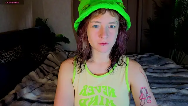 Snapshot of Ricki_Bloom chatting on 07-15-26, 01:11 Ricki Bloom online show from 07-15-26, 01:11