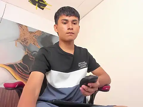 Snapshot of SantiagoCool chatting on 04-18-26, 12:31 SantiagoCool online show from 04-18-26, 12:31