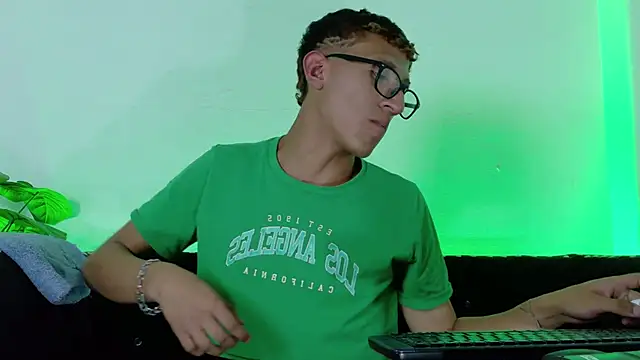 Snapshot of Damian_nix chatting on 04-14-26, 05:24 Damian nix online show from 04-14-26, 05:24