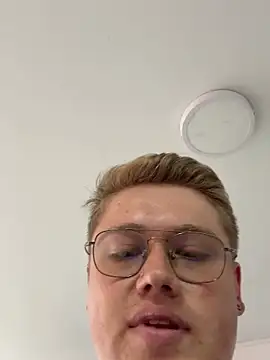 Snapshot of SecretOfficeX chatting on 04-13-26, 04:01 SecretOfficeX online show from 04-13-26, 04:01