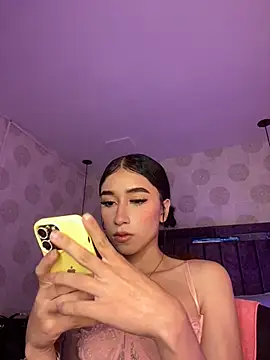 Snapshot of Alahia_pink_ chatting on 04-15-26, 04:19 Alahia pink online show from 04-15-26, 04:19