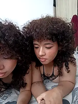 Snapshot of Chloe_and_Violeta chatting on 07-10-26, 01:25 Chloe and Violeta online show from 07-10-26, 01:25