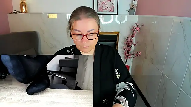 Snapshot of Alexandra_Kind chatting on 06-17-26, 01:52 Alexandra Kind online show from 06-17-26, 01:52
