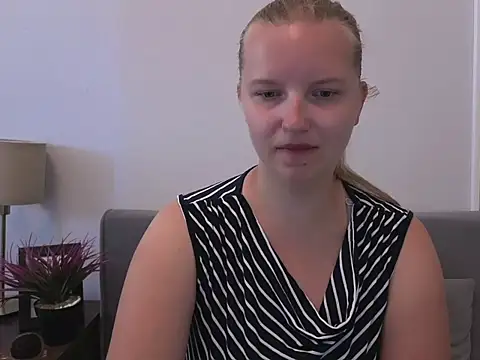 Snapshot of RoseTeacherX chatting on 07-02-26, 07:36 RoseTeacherX online show from 07-02-26, 07:36