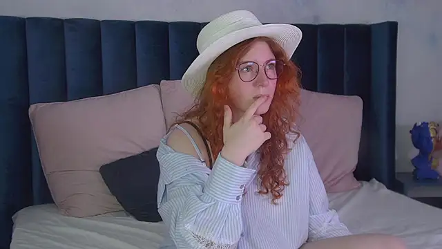 Snapshot of LauraDennis chatting on 05-31-26, 04:36 LauraDennis online show from 05-31-26, 04:36