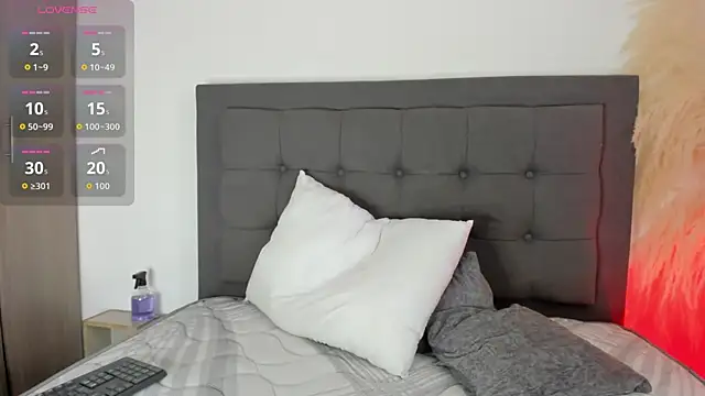 Snapshot of hanna-baker01 chatting on 06-12-26, 03:33 hanna-baker01 online show from 06-12-26, 03:33