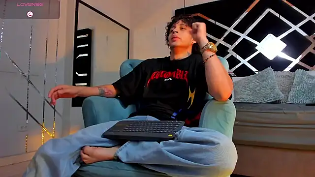 Snapshot of JayTaylorr chatting on 06-27-26, 11:48 JayTaylorr online show from 06-27-26, 11:48