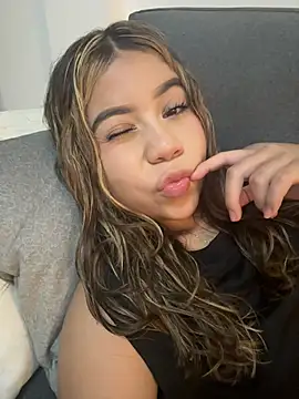 Snapshot of M1la_18 chatting on 06-25-26, 04:34 M1la 18 online show from 06-25-26, 04:34