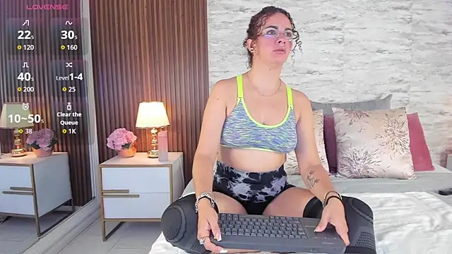Snapshot of zoehiltonn chatting on 05-09-26, 01:16 zoehiltonn online show from 05-09-26, 01:16