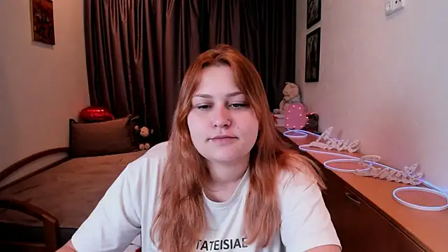 Snapshot of NoraLiin chatting on 05-19-26, 02:40 NoraLiin online show from 05-19-26, 02:40