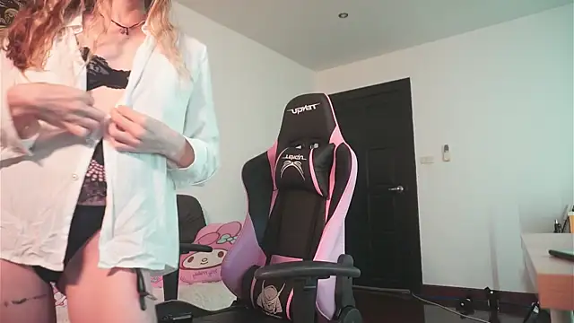 HelenHiss online show from 04-20-26, 02:36