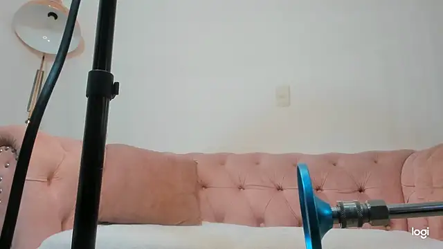 Melaniie Hill online show from 05-20-26, 03:51