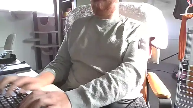 Snapshot of richard9718 chatting on 05-05-26, 03:42 richard9718 online show from 05-05-26, 03:42