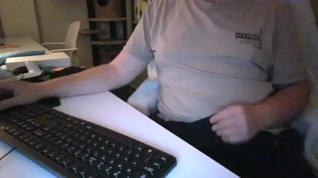 Snapshot of richard9718 chatting on 05-09-26, 10:37 richard9718 online show from 05-09-26, 10:37