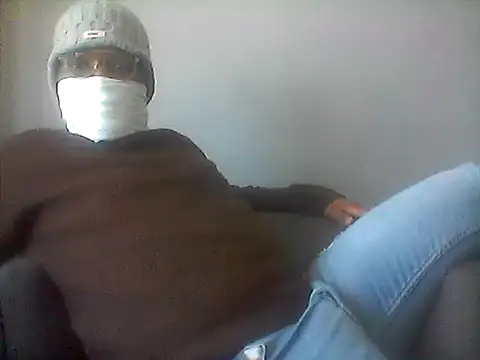 Snapshot of LunjeSA chatting on 05-11-26, 10:54 LunjeSA online show from 05-11-26, 10:54