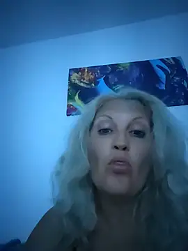 Snapshot of Divineblond chatting on 07-05-26, 10:28 Divineblond online show from 07-05-26, 10:28