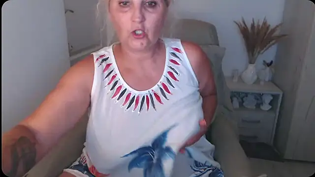 Snapshot of Divineblond chatting on 07-20-26, 10:01 Divineblond online show from 07-20-26, 10:01