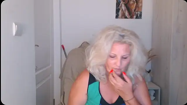 Snapshot of Divineblond chatting on 07-23-26, 01:58 Divineblond online show from 07-23-26, 01:58