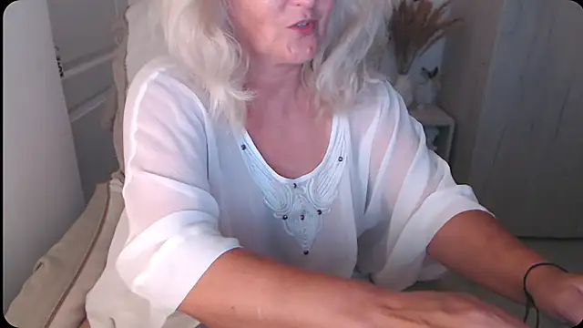Snapshot of Divineblond chatting on 07-24-26, 11:36 Divineblond online show from 07-24-26, 11:36