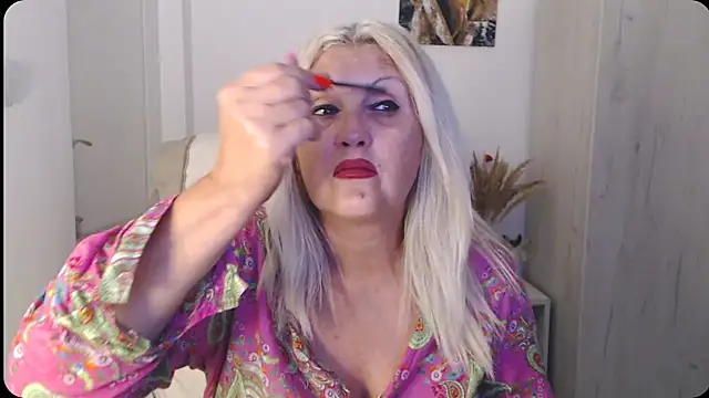 Snapshot of Divineblond chatting on 07-25-26, 11:46 Divineblond online show from 07-25-26, 11:46