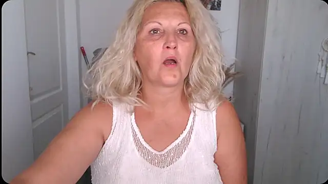 Snapshot of Divineblond chatting on 08-02-26, 02:04 Divineblond online show from 08-02-26, 02:04