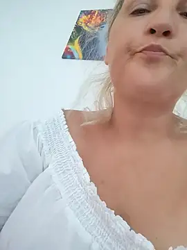 Snapshot of Divineblond chatting on 08-07-26, 11:01 Divineblond online show from 08-07-26, 11:01