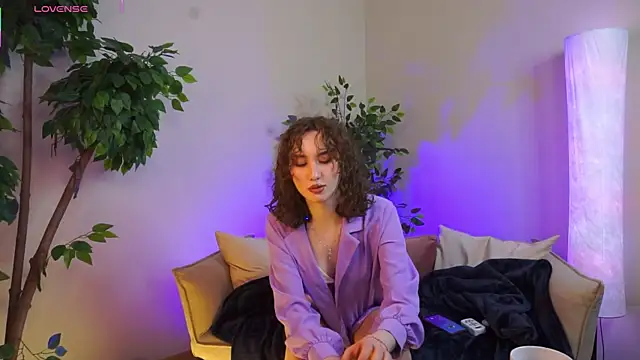 Snapshot of LouiseEvans chatting on 05-18-26, 12:33 LouiseEvans online show from 05-18-26, 12:33