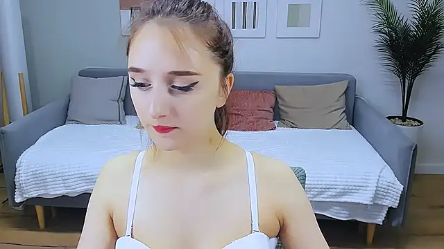 Snapshot of JulietteMonli chatting on 05-26-26, 12:34 JulietteMonli online show from 05-26-26, 12:34