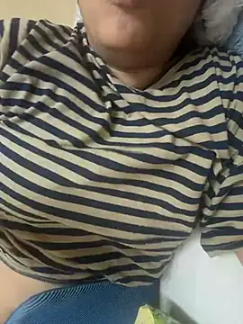 Snapshot of Aayaat__ chatting on 07-30-26, 10:47 Aayaat online show from 07-30-26, 10:47