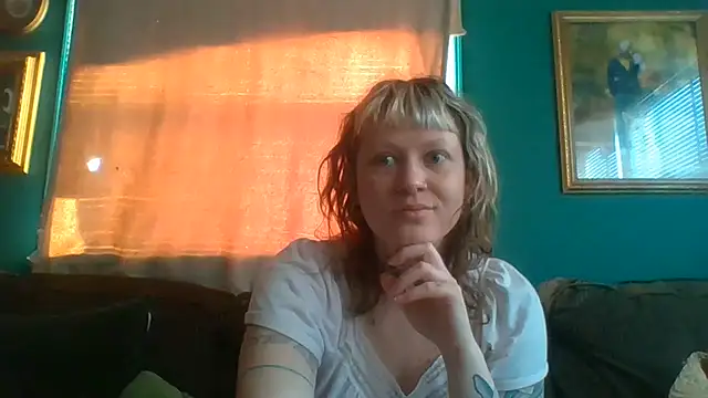 Snapshot of RosieSwitchBitch chatting on 06-05-26, 11:05 RosieSwitchBitch online show from 06-05-26, 11:05