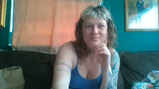 Snapshot of RosieSwitchBitch chatting on 06-15-26, 10:39 RosieSwitchBitch online show from 06-15-26, 10:39