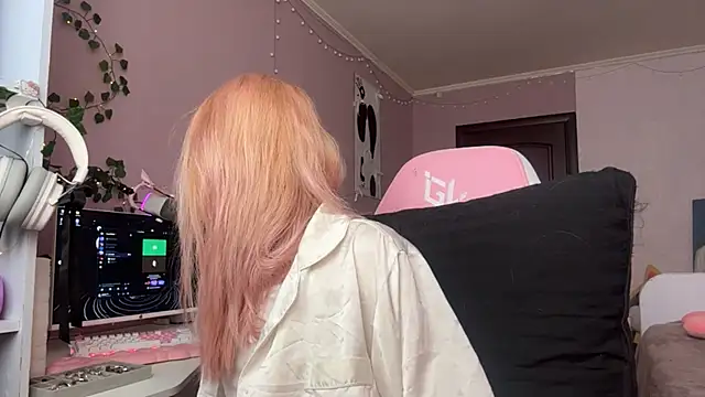 Snapshot of milimoon chatting on 04-26-26, 11:30 milimoon online show from 04-26-26, 11:30