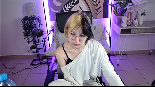 Snapshot of NyxCalderra chatting on 07-31-26, 04:12 NyxCalderra online show from 07-31-26, 04:12