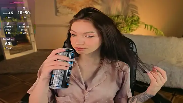 Luna Come online show from 06-04-26, 06:52