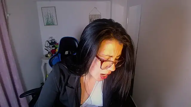 Snapshot of Valeri_bj chatting on 06-12-26, 08:41 Valeri bj online show from 06-12-26, 08:41