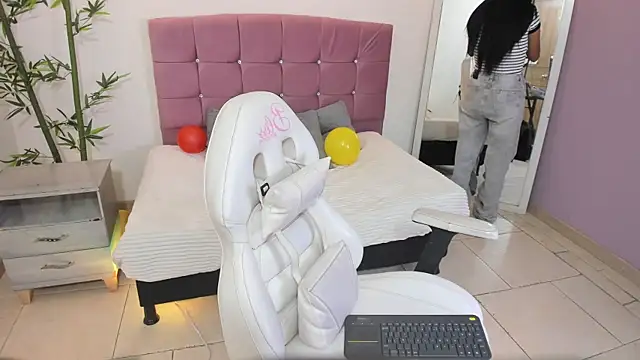 Hinaa XXX online show from 07-15-26, 08:03