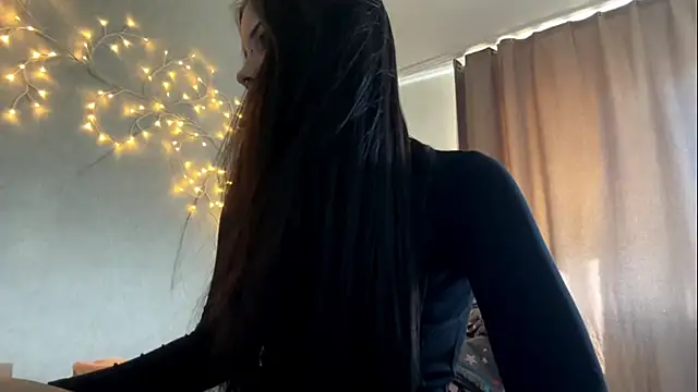 Snapshot of LouisePavlides chatting on 05-06-26, 01:27 LouisePavlides online show from 05-06-26, 01:27