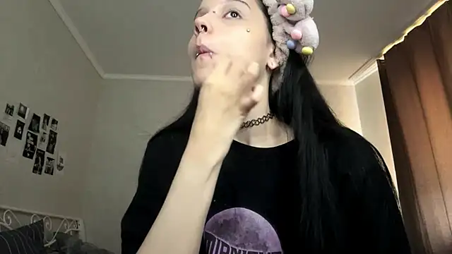 Snapshot of LouisePavlides chatting on 06-10-26, 12:37 LouisePavlides online show from 06-10-26, 12:37
