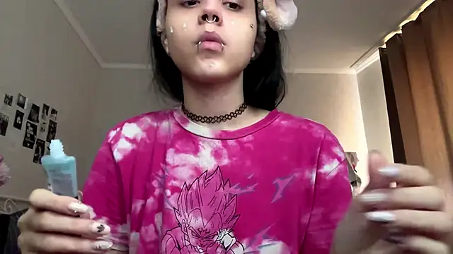 Snapshot of LouisePavlides chatting on 06-14-26, 01:13 LouisePavlides online show from 06-14-26, 01:13
