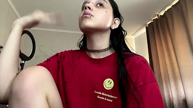 Snapshot of LouisePavlides chatting on 06-18-26, 11:25 LouisePavlides online show from 06-18-26, 11:25