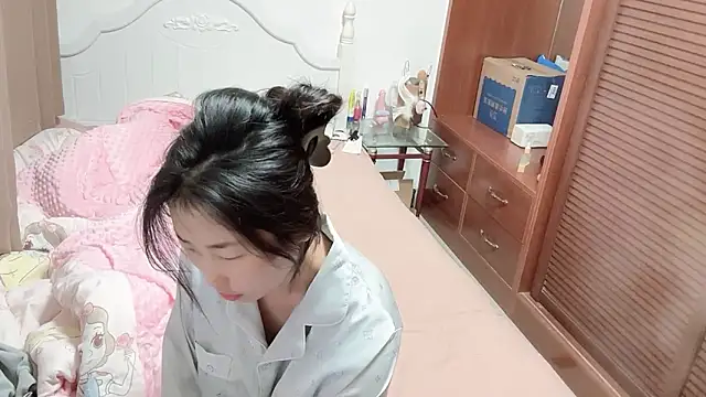 Snapshot of XIAOnaimao-001 chatting on 05-03-26, 02:39 XIAOnaimao-001 online show from 05-03-26, 02:39