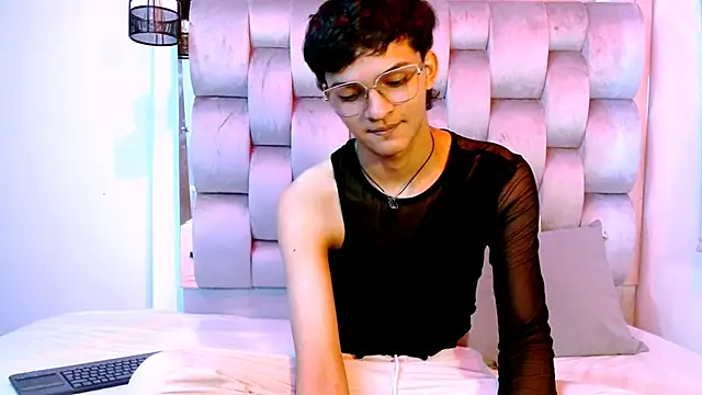 Snapshot of SahirCharm chatting on 06-20-26, 05:27 SahirCharm online show from 06-20-26, 05:27