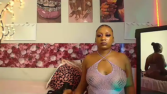 Snapshot of EnchantingLisa chatting on 05-19-26, 02:01 EnchantingLisa online show from 05-19-26, 02:01