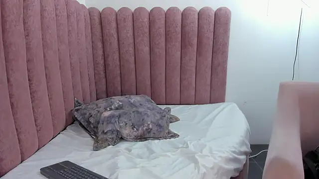 CoralRuiz online show from 05-05-26, 08:06