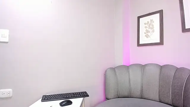 Snapshot of Roxanna_moore chatting on 06-22-26, 01:29 Roxanna moore online show from 06-22-26, 01:29