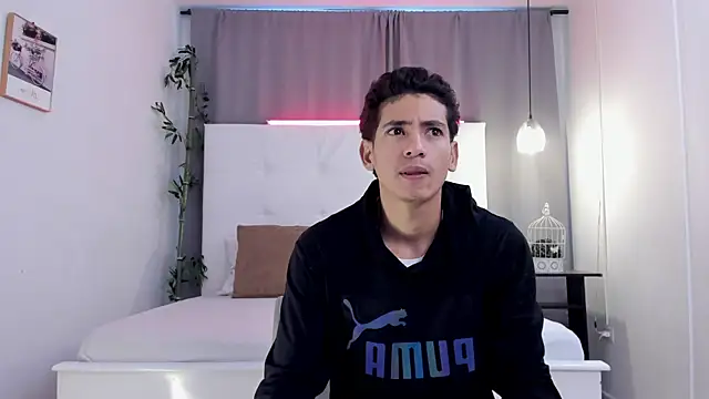 Snapshot of Alejo-and-Thiago chatting on 06-20-26, 12:30 Alejo-and-Thiago online show from 06-20-26, 12:30